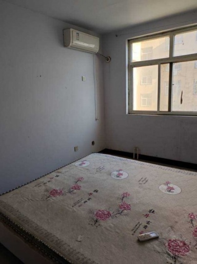 半坡店社區，整層出租，三室兩廳一廚一衛，簡裝，家具家電一應俱全，水電氣齊全，周邊有黎陽小學，實驗中小學，鹿鳴中小學，交通方便，領包入住。電話，15603927648
